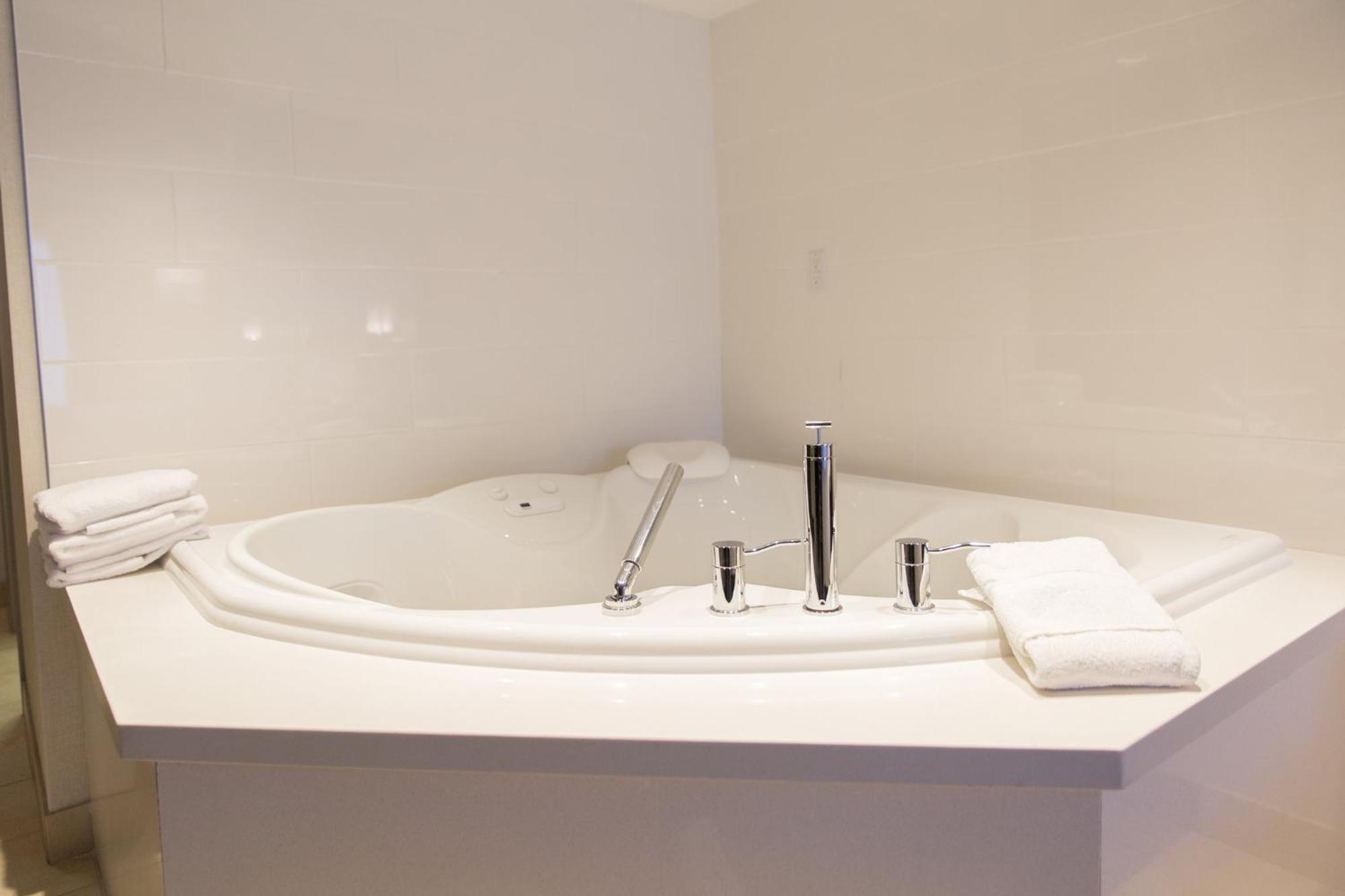 Holiday Inn Express Brampton By Ihg Esterno foto